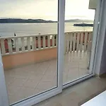 Queen Apartment *